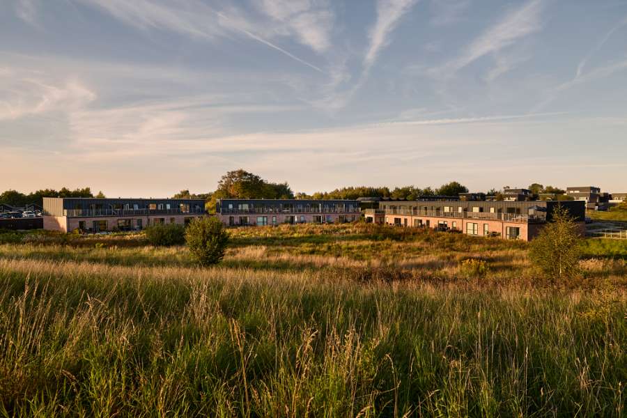 Historisk skov får åkande-nabo beklædt med stålprofiler, Åkandehaven, Langedam 1, 3250 Græsted